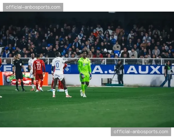 即时战报：梅斯球员因暴力行为被直接红牌罚下